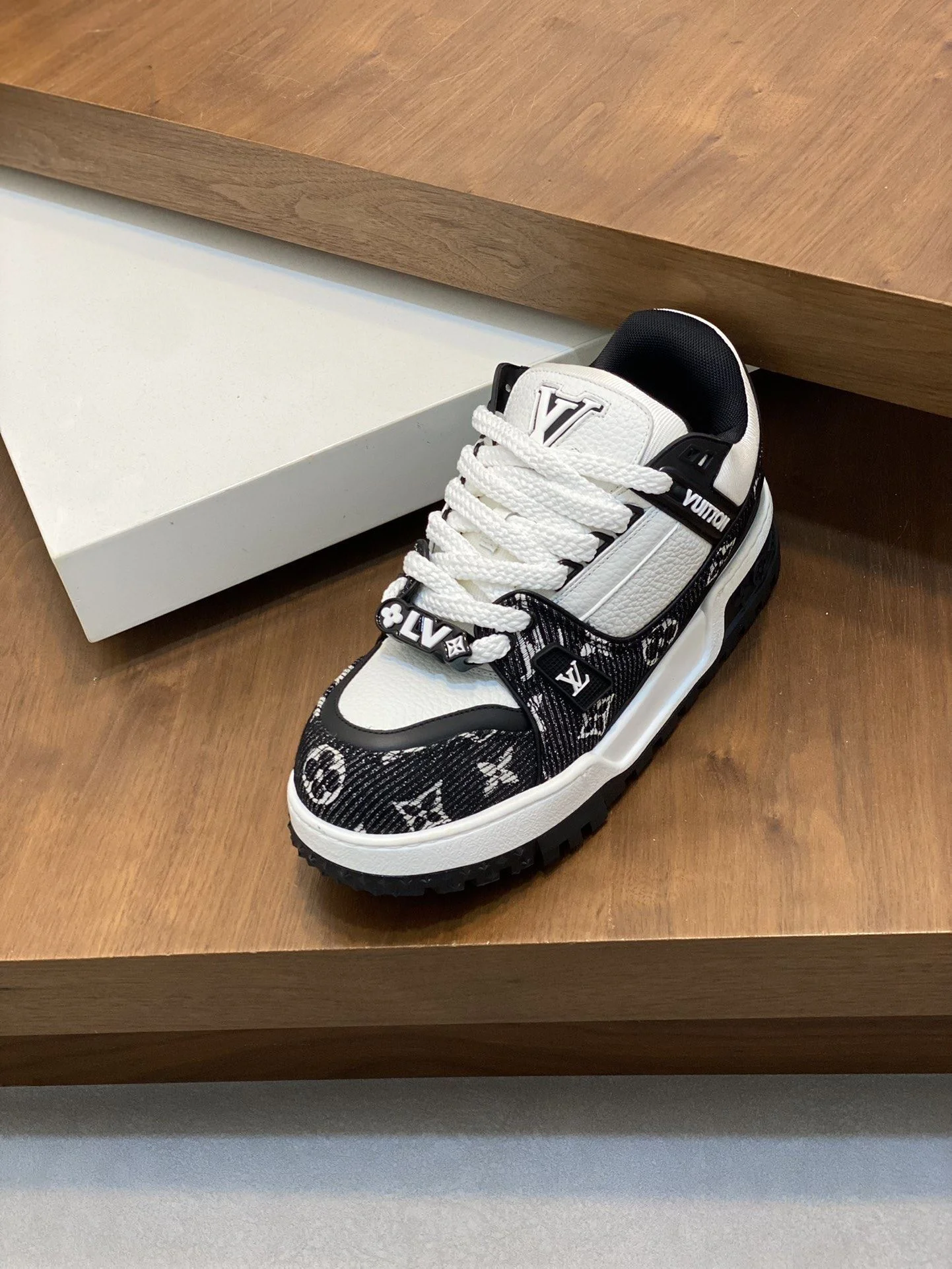 Practical Louis Vuitton Trainer Sneaker 30992