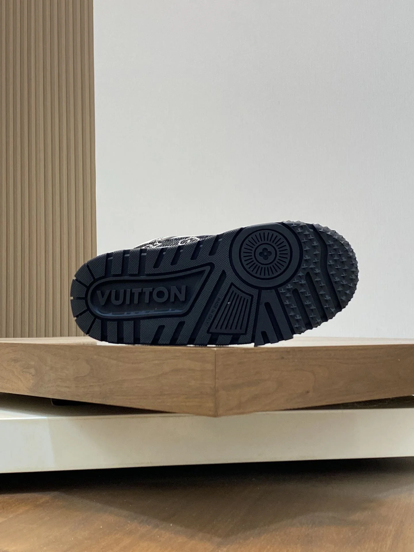 Practical Louis Vuitton Trainer Sneaker 30992