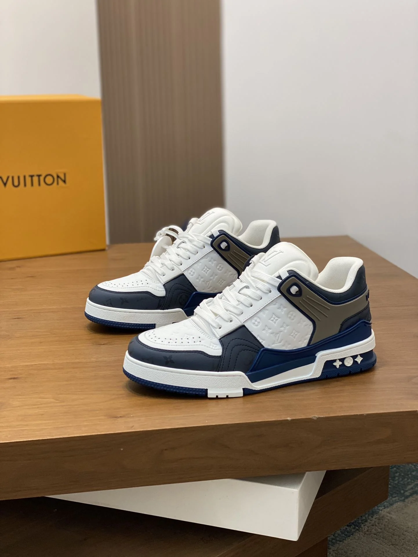 Louis Vuitton Trainer Sneaker Sleek 30965