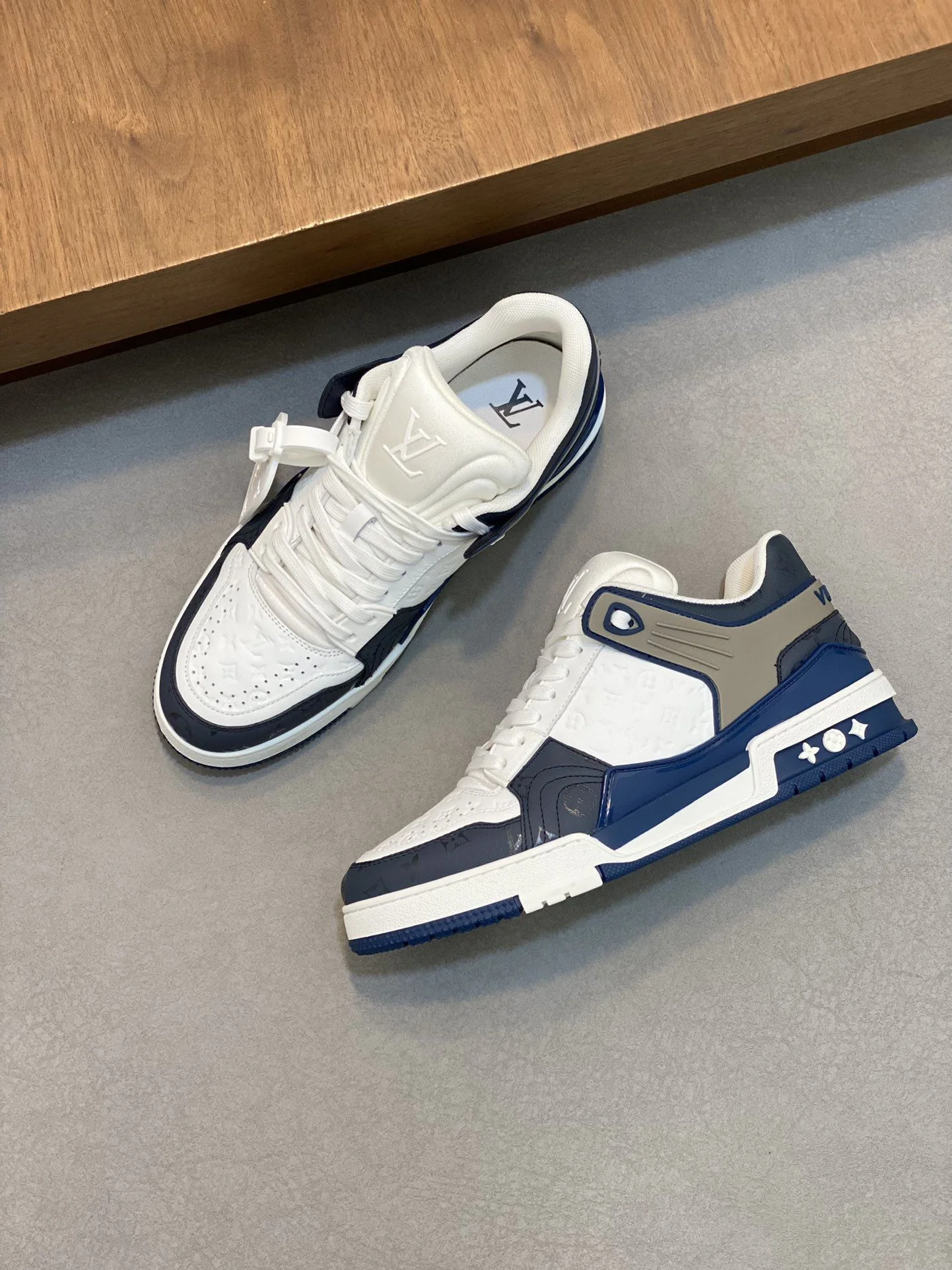 Louis Vuitton Trainer Sneaker Sleek 30965