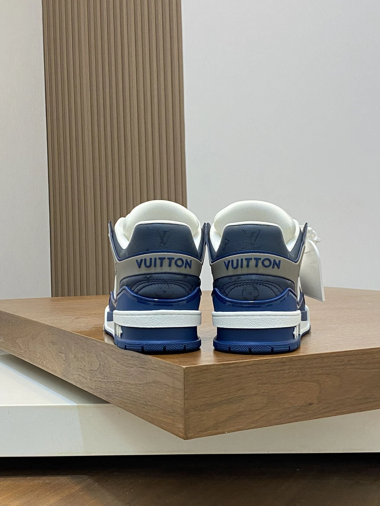 Louis Vuitton Trainer Sneaker Sleek 30965