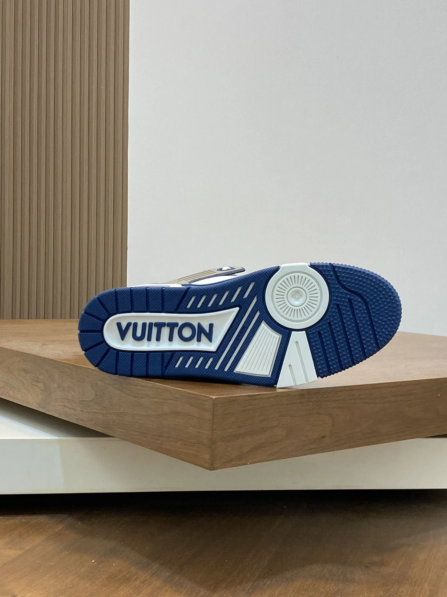 Louis Vuitton Trainer Sneaker Sleek 30965