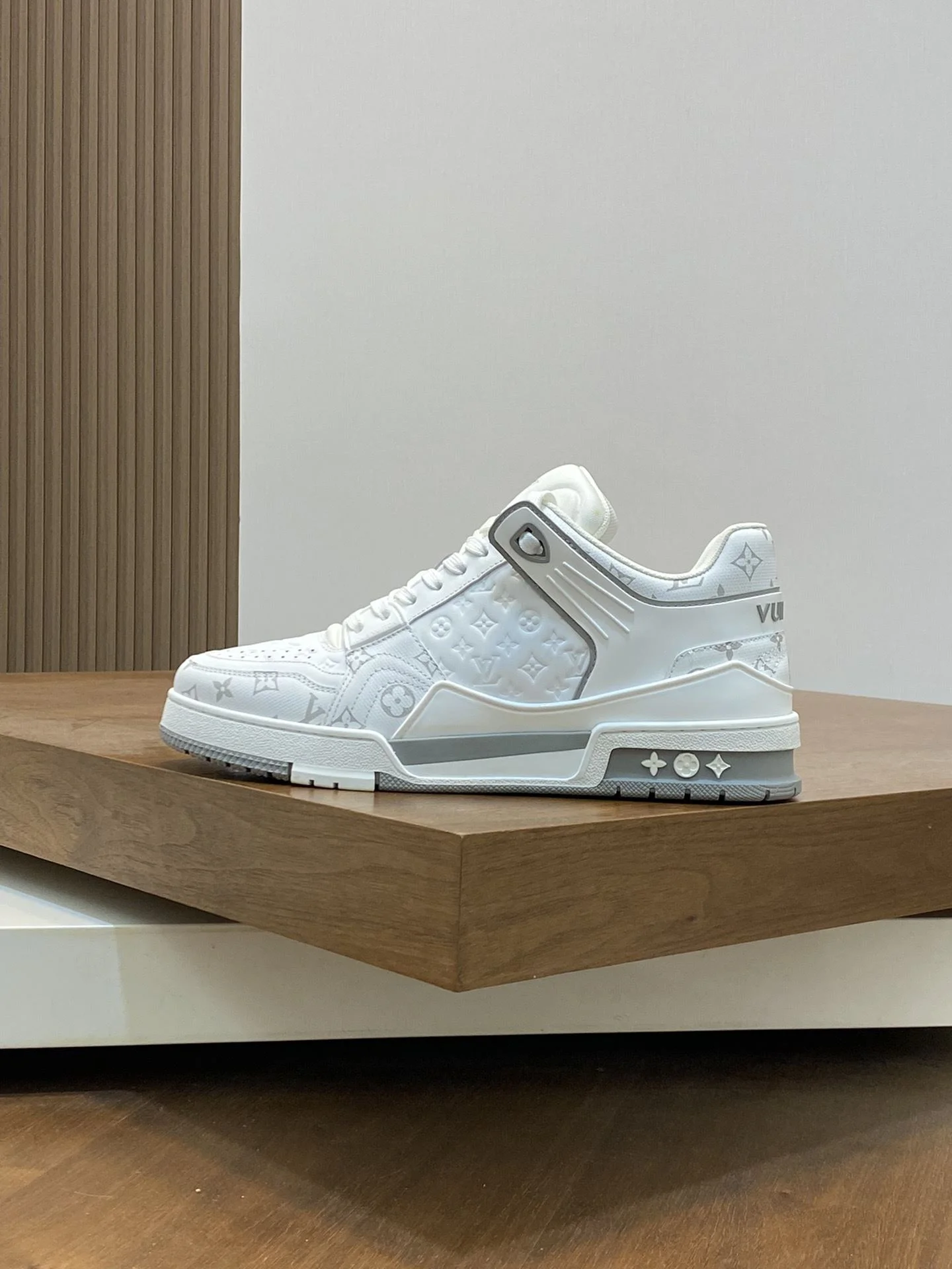 Stretchable Louis Vuitton Trainer Sneaker 30959