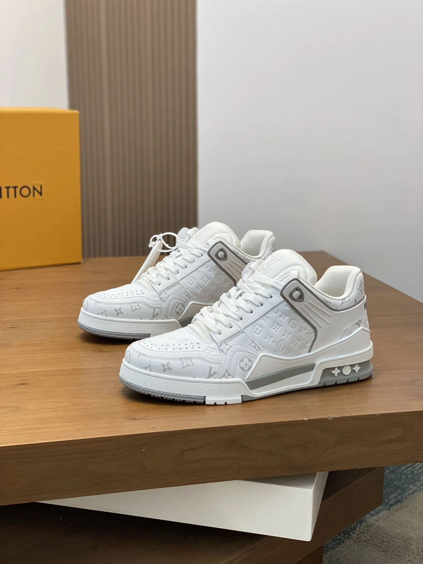 Stretchable Louis Vuitton Trainer Sneaker 30959
