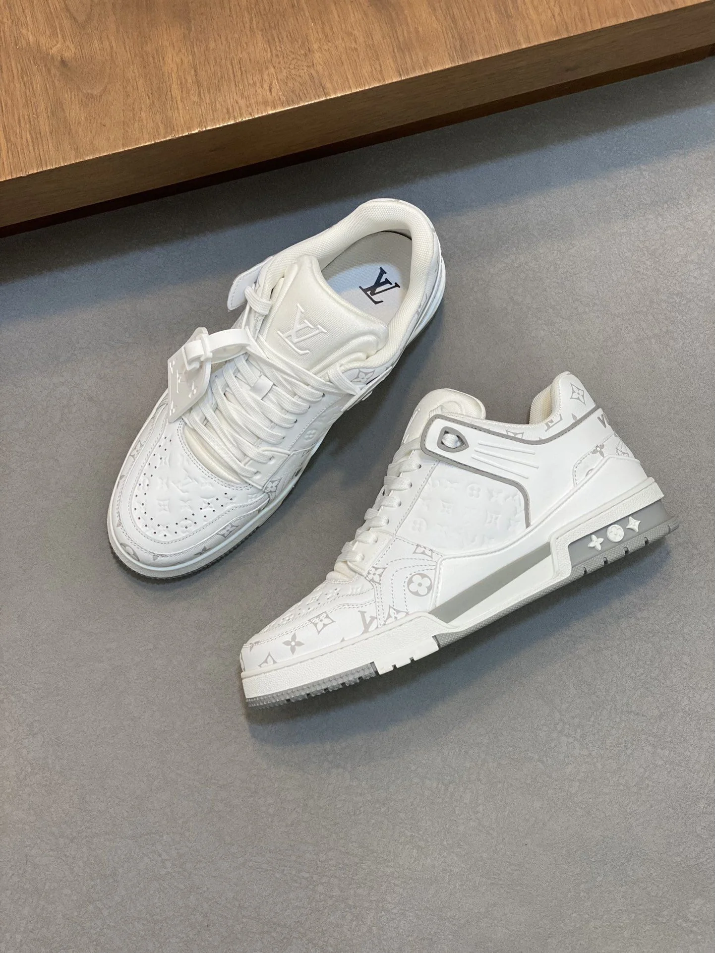 Stretchable Louis Vuitton Trainer Sneaker 30959