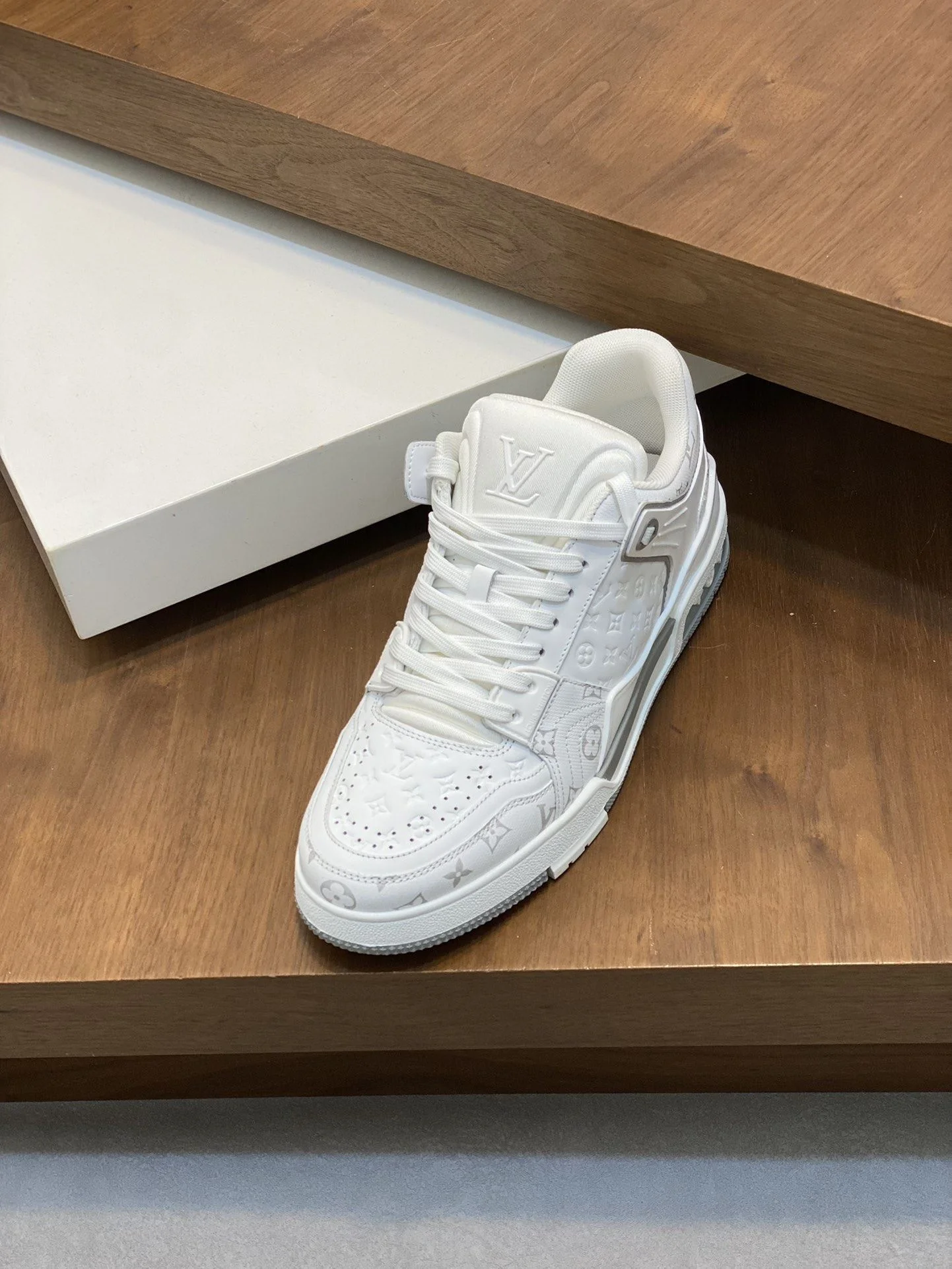 Stretchable Louis Vuitton Trainer Sneaker 30959