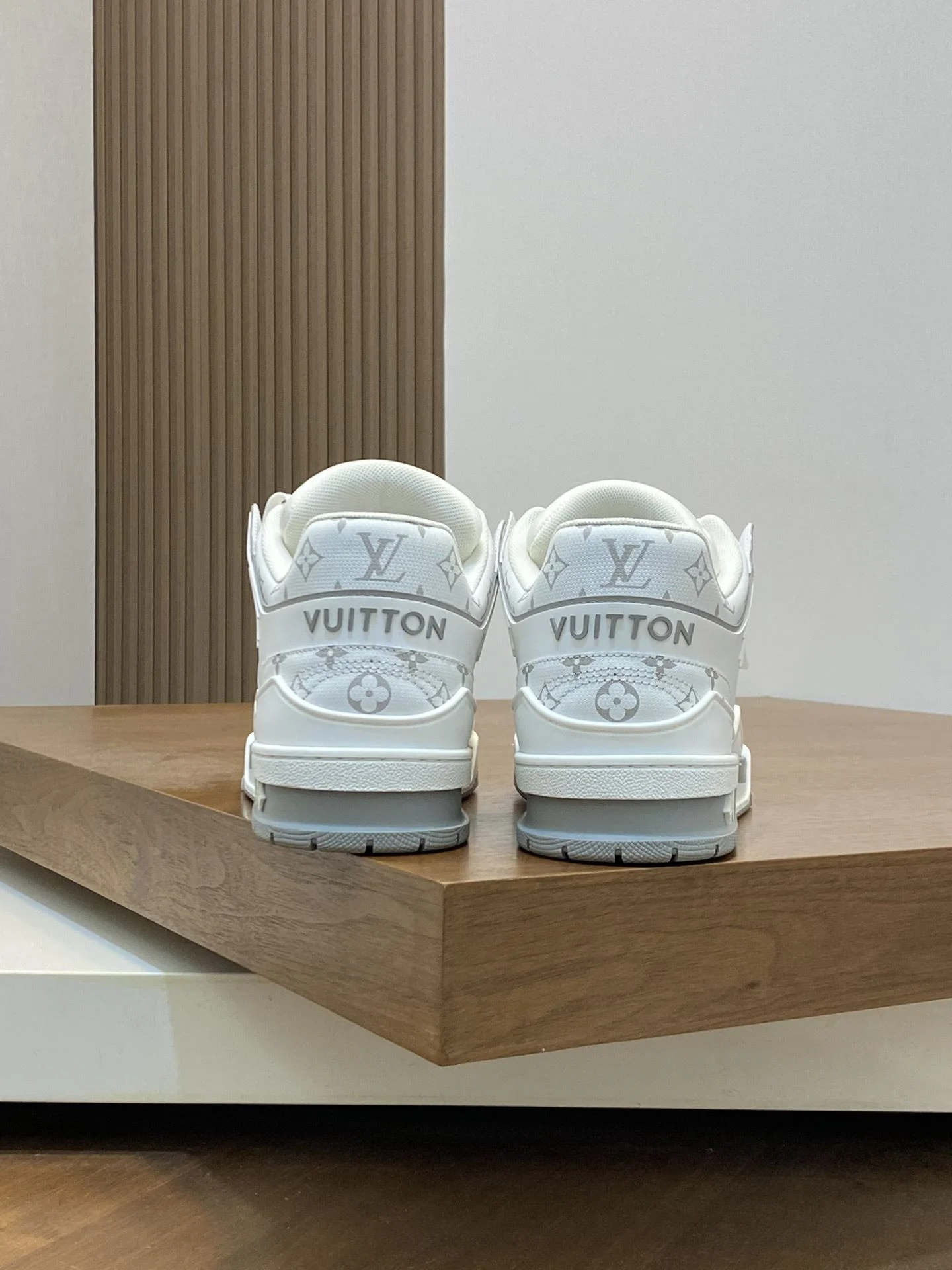 Stretchable Louis Vuitton Trainer Sneaker 30959
