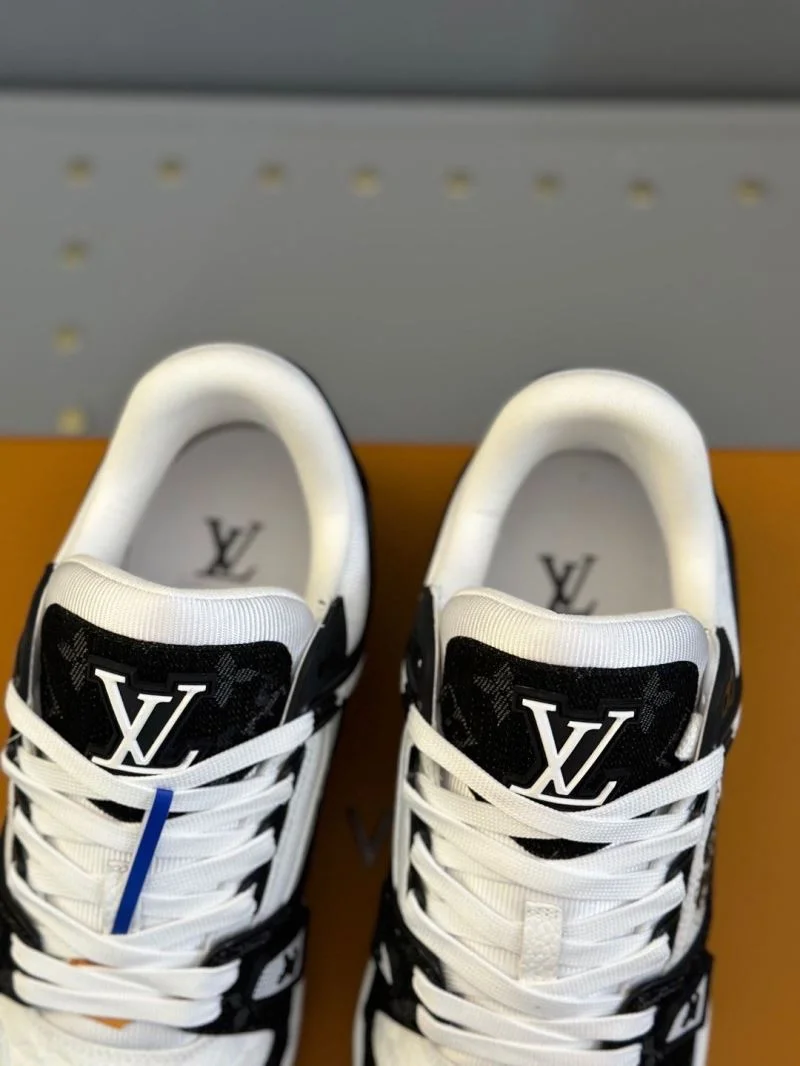 Minimalist Louis Vuitton Trainer Sneaker 30980