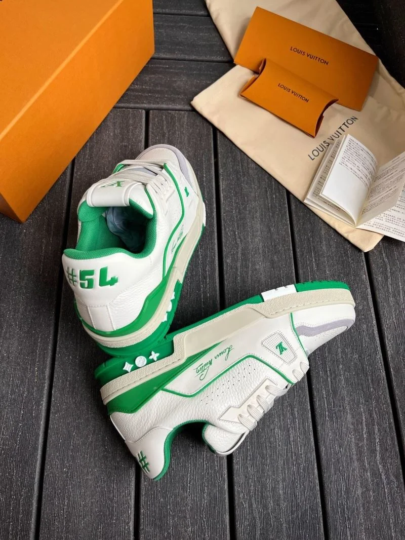 Chic Louis Vuitton Trainer Sneaker 30935