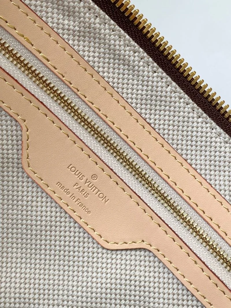 Flexible Louis Vuitton Travel Bags 42220
