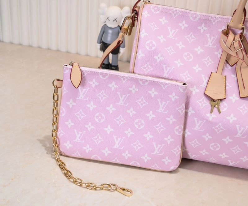 WaterResistant Louis Vuitton Travel Bags 79089