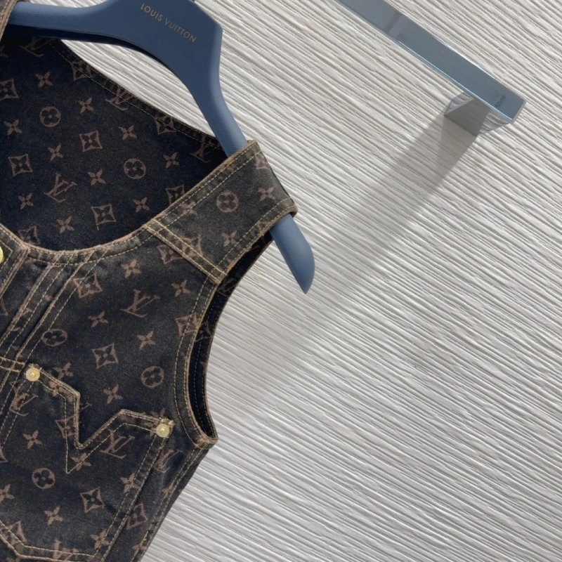 Sporty Louis Vuitton Vest 130923