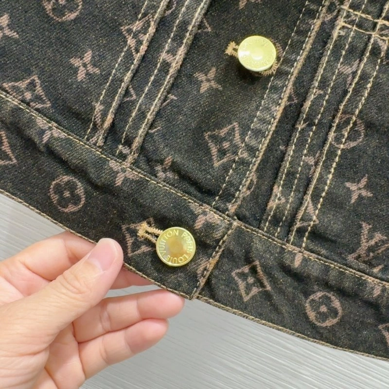 Sporty Louis Vuitton Vest 130923