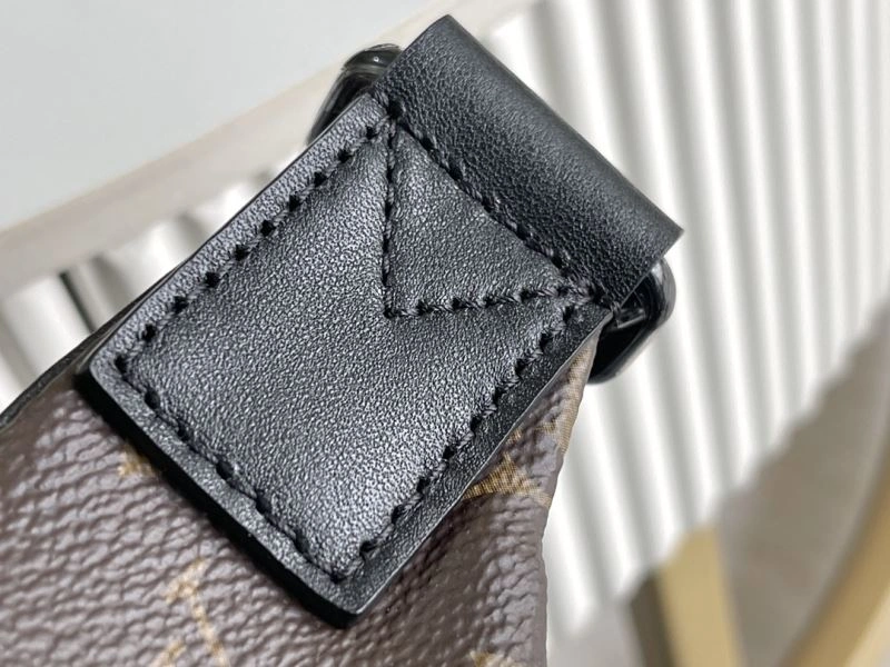 Durable Louis Vuitton Waist Chest Packs 94107