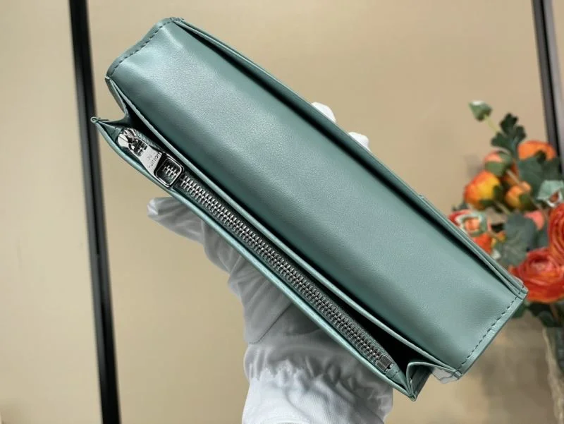 Unisex Louis Vuitton Wallets Purse 40198