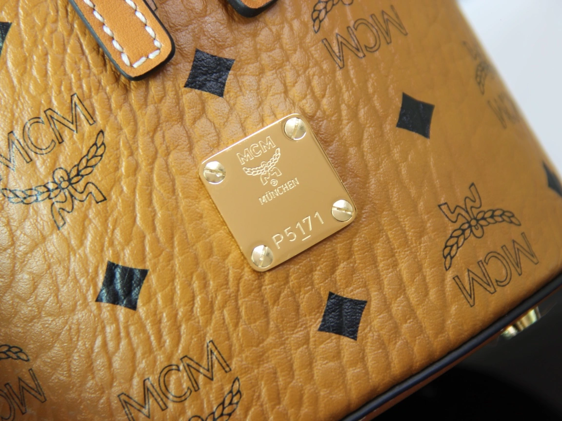 MCM Cosmetic Bags Fashionable 90550