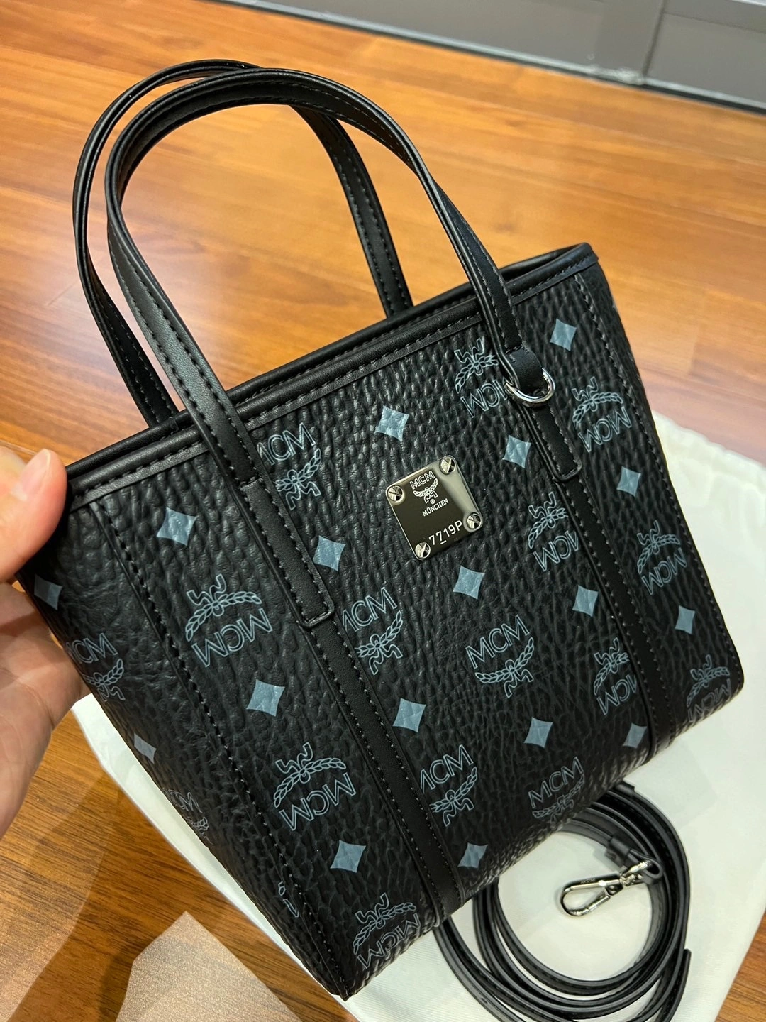 Sophisticated MCM Shopping Bags 90467