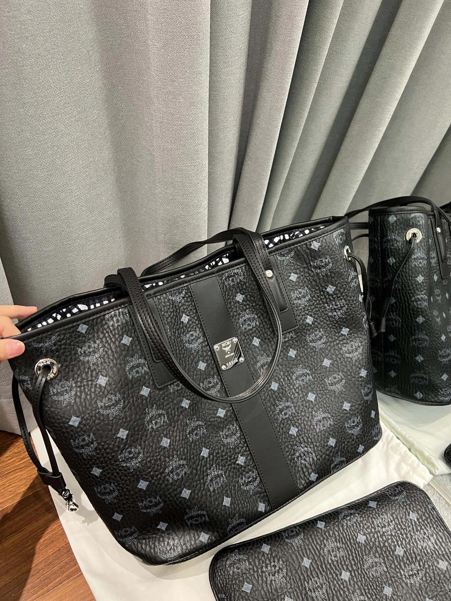 Effortless MCM Shopping Bags 90431