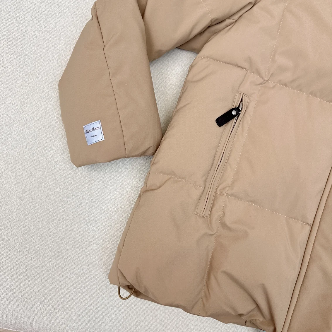 Max Mara Down Jackets Sleek 165370