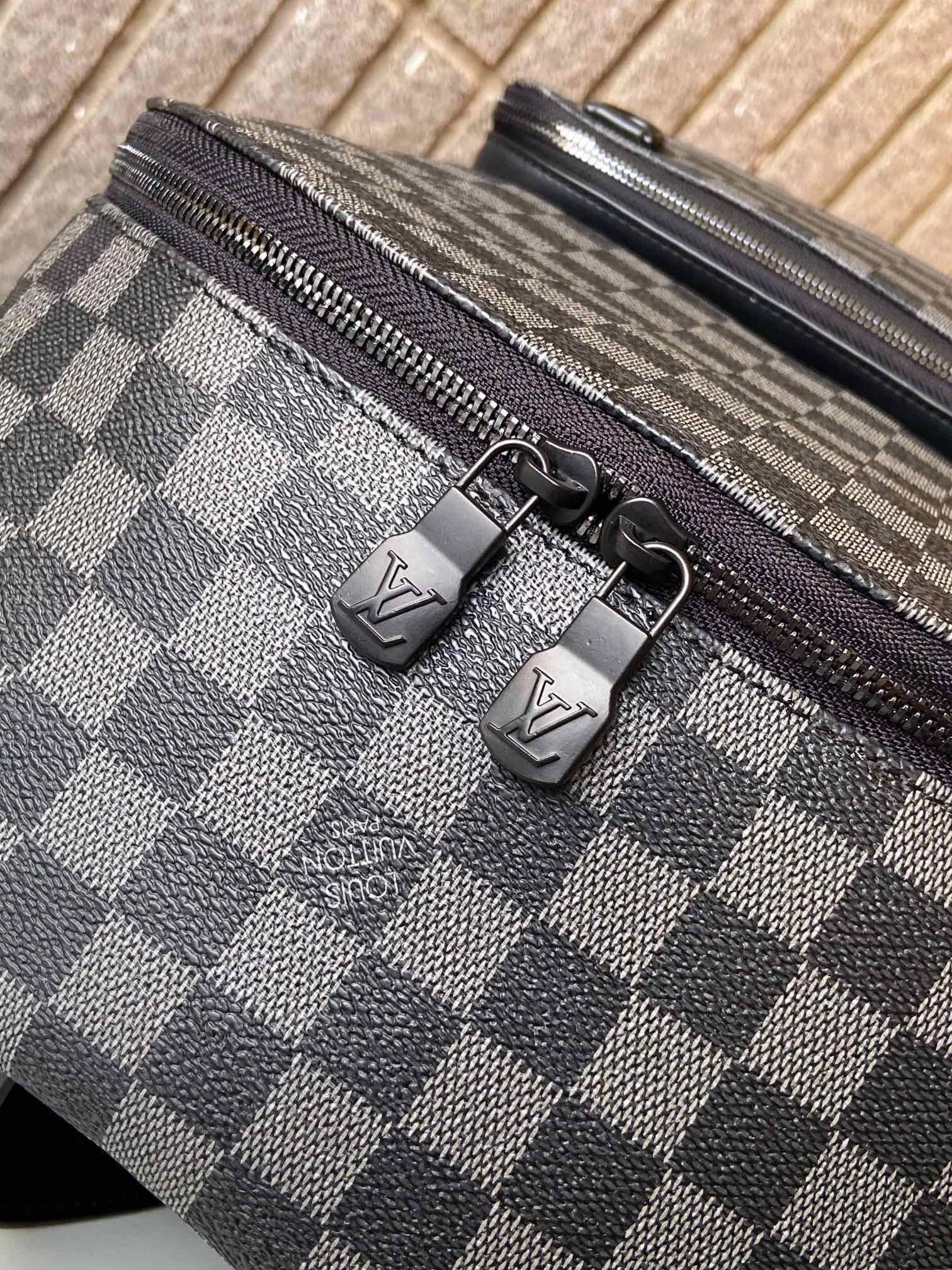 SmoothTexture Mens Louis Vuitton Backpacks 92859