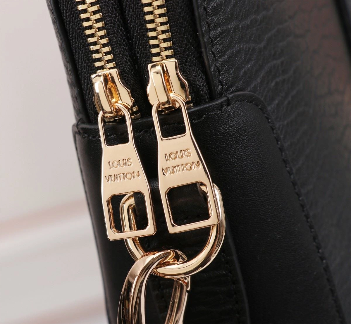 WellDesigned Mens Louis Vuitton Briefcases 92817