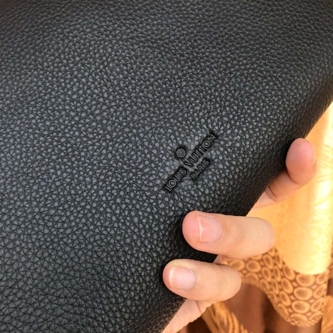 EyeCatching Mens Louis Vuitton Clutch Bags 92750