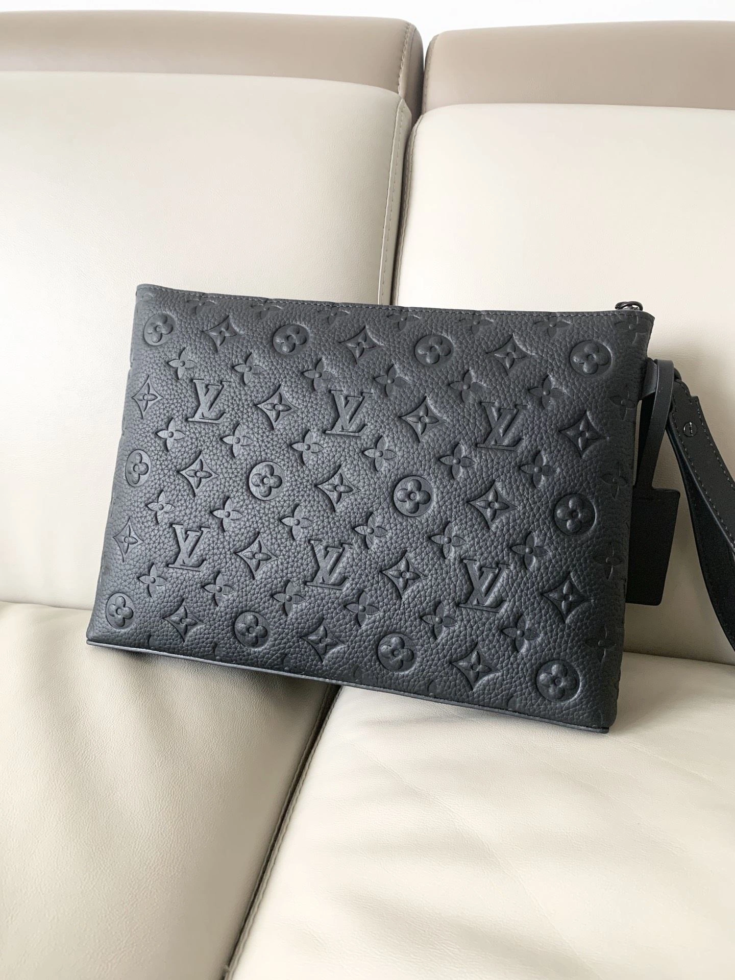 Sustainable Mens Louis Vuitton Clutch Bags 92718