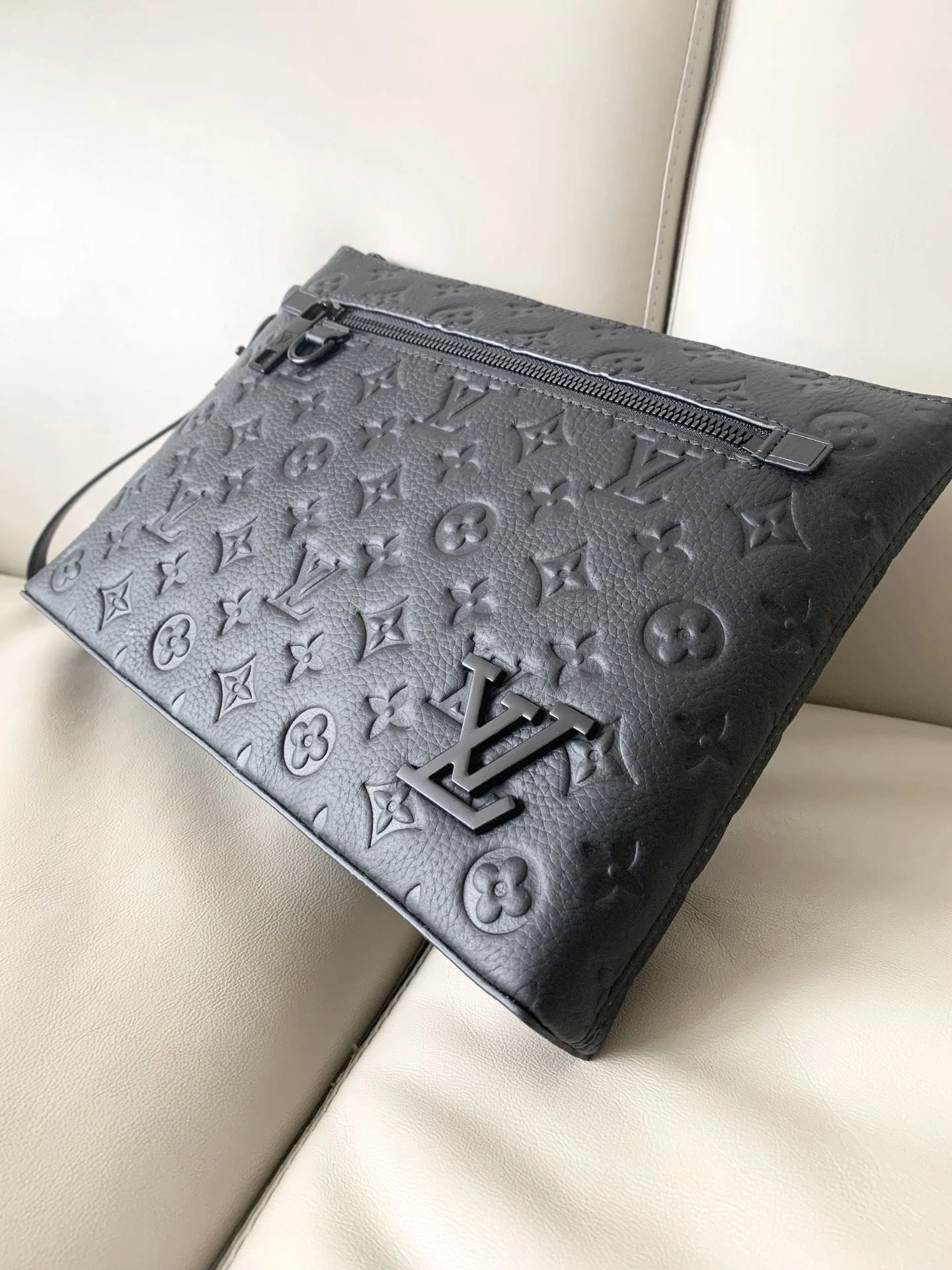 Sustainable Mens Louis Vuitton Clutch Bags 92718