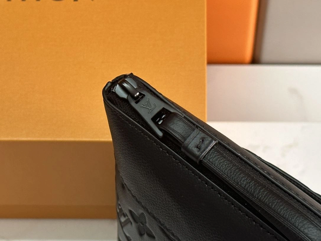 Mens Louis Vuitton Clutch Bags Effortless 91724