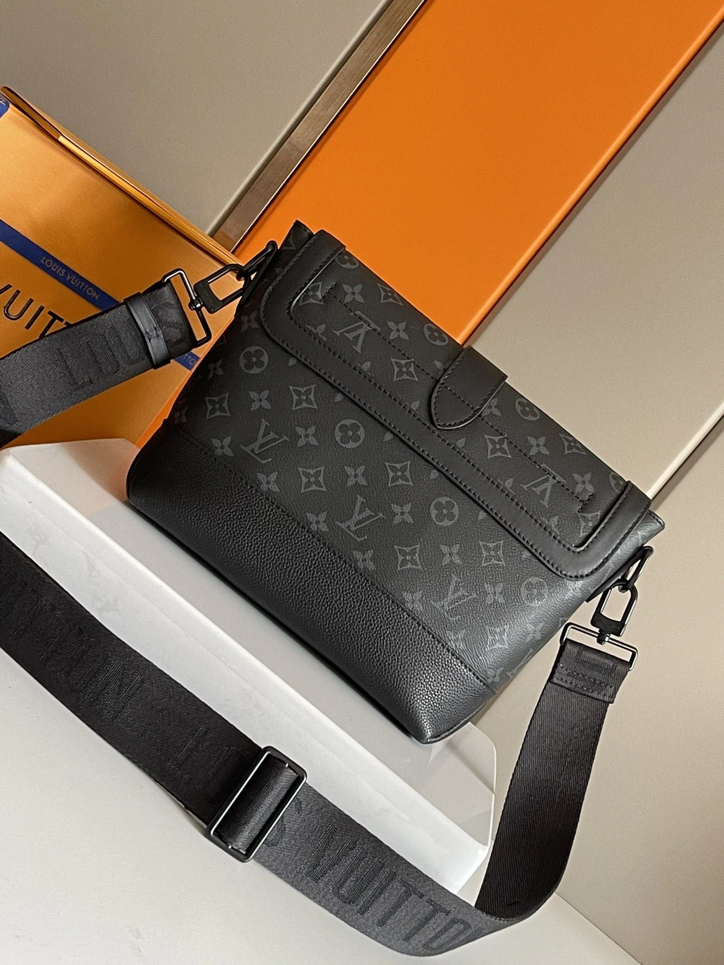 Sleek Mens Louis Vuitton Satchel Bags 91657