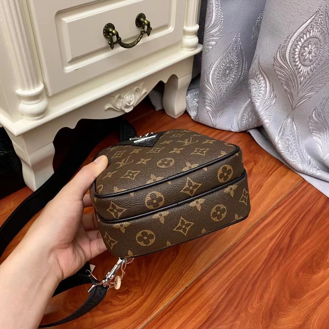Mens Louis Vuitton Waist Chest Packs Bold 92648