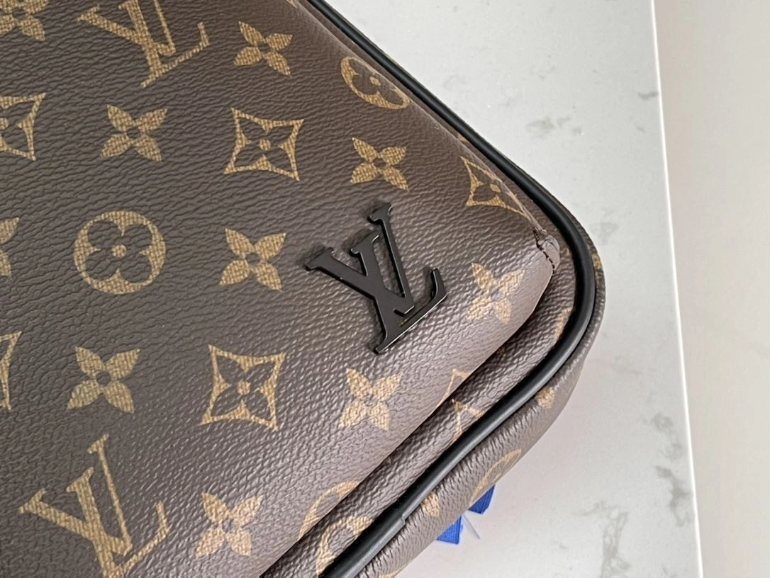 NewStyle Mens Louis Vuitton Waist Chest Packs 91633