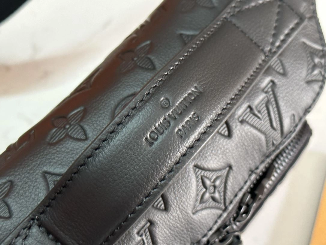 Mens Louis Vuitton Waist Chest Packs Minimalist 91624
