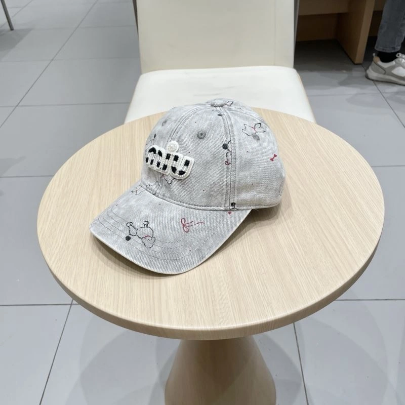 Miu Miu Caps Versatile 261694