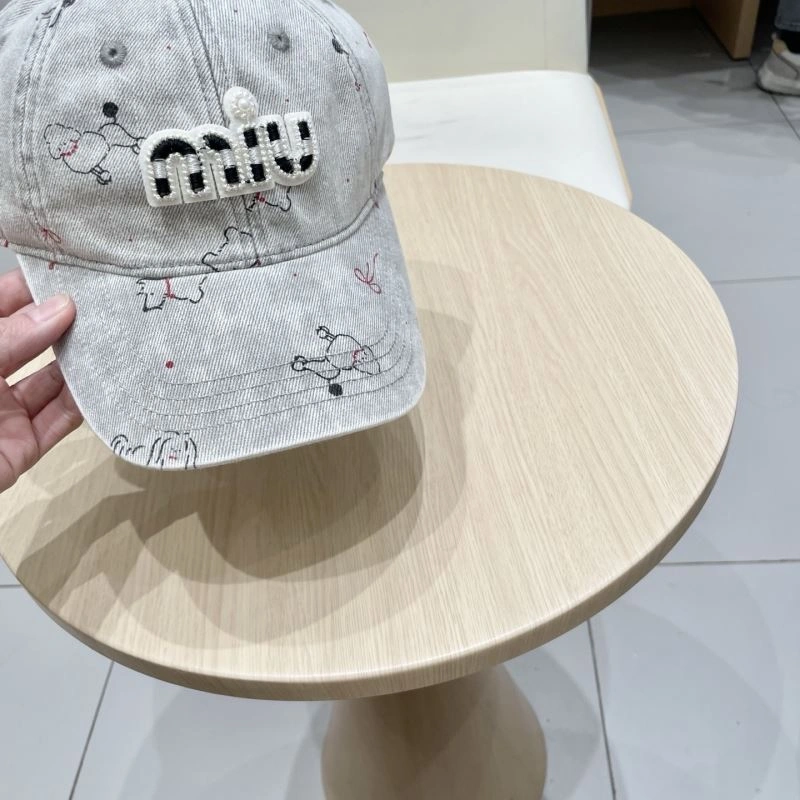 Miu Miu Caps Versatile 261694
