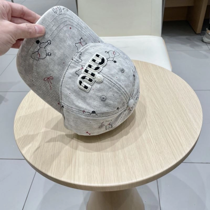 Miu Miu Caps Versatile 261694