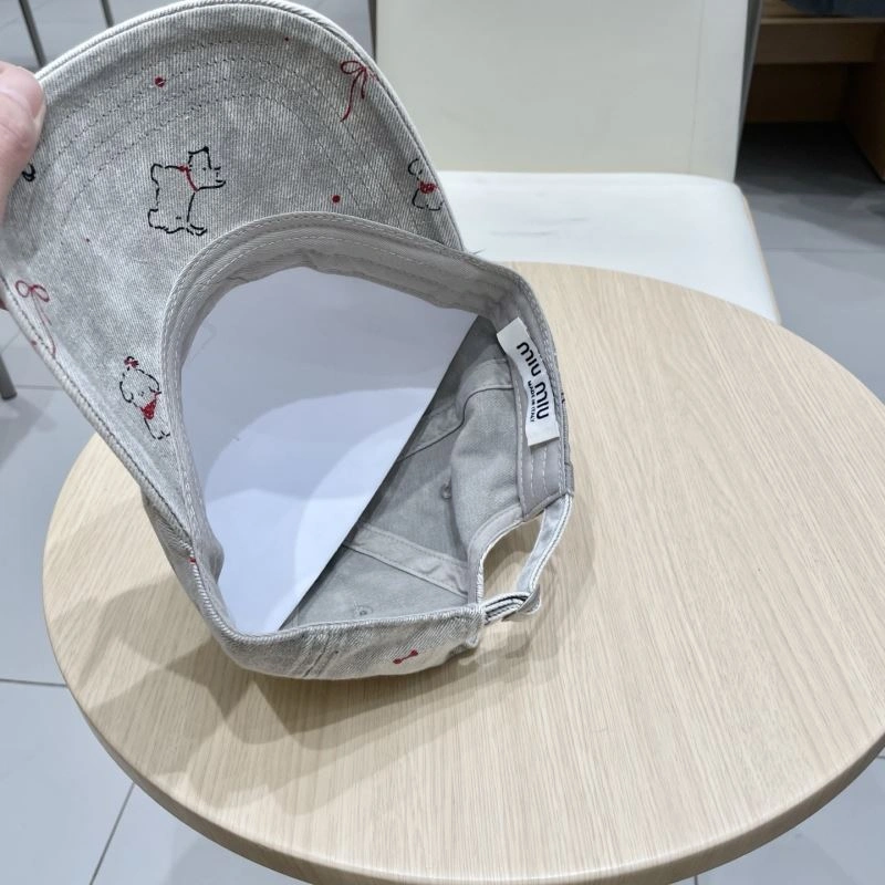Miu Miu Caps Versatile 261694