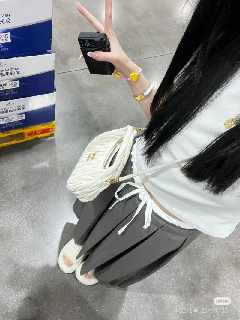 Miu Miu Hobo Bags WellDesigned 43566