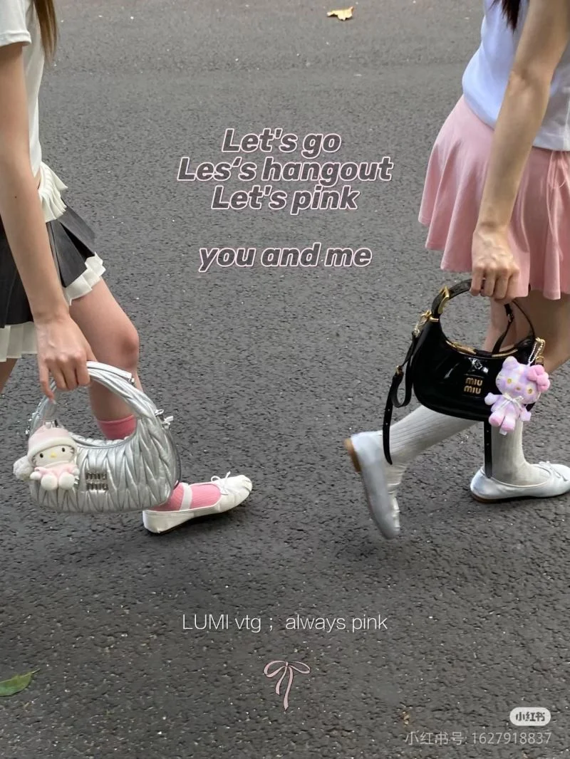 Miu Miu Hobo Bags Modern 43560
