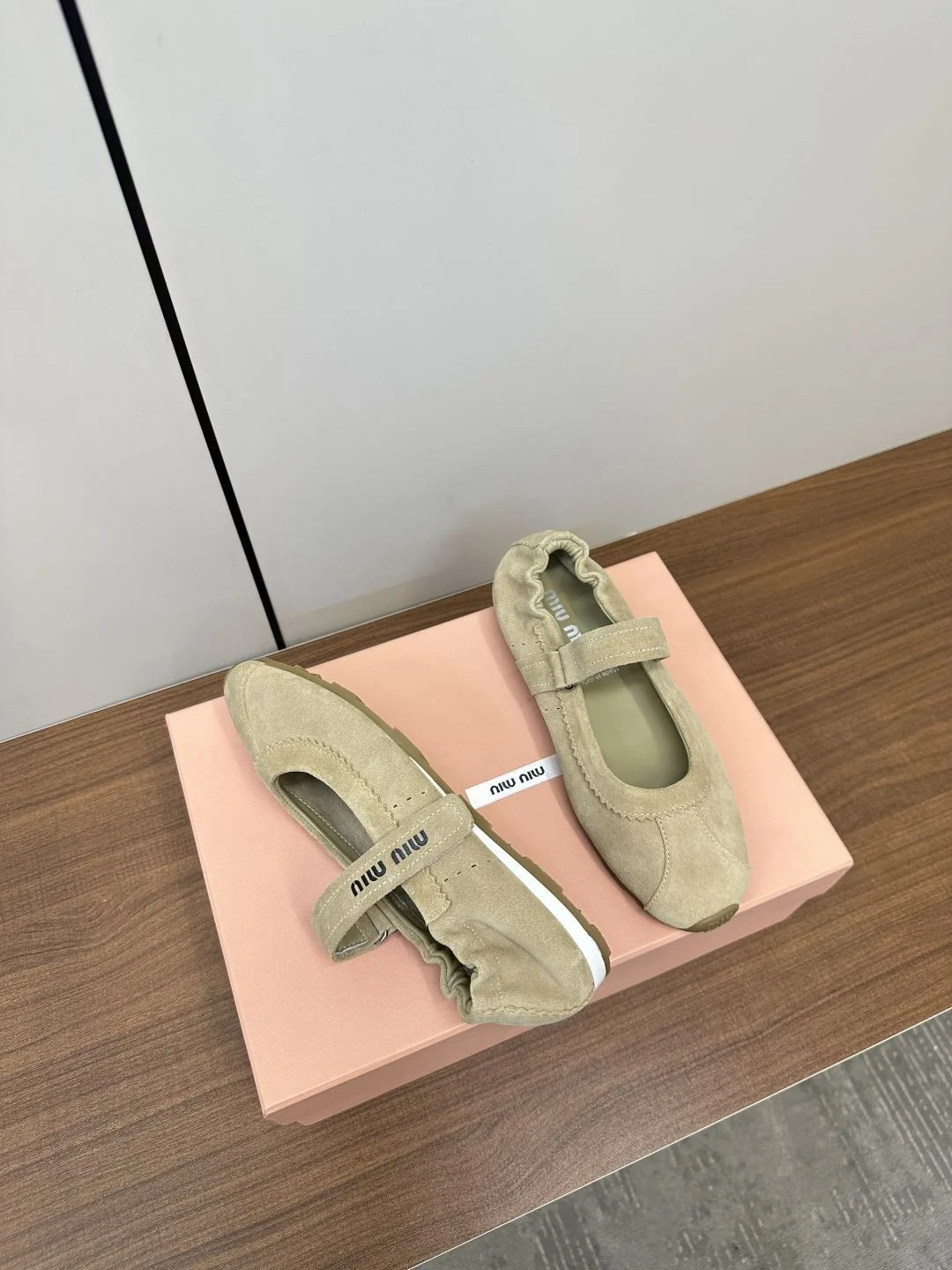 Trendsetting Miu Miu Shoes 6107