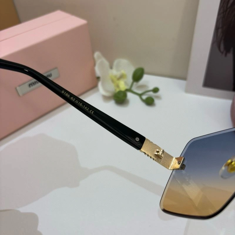 Functional Miu Miu Sunglasses 281471