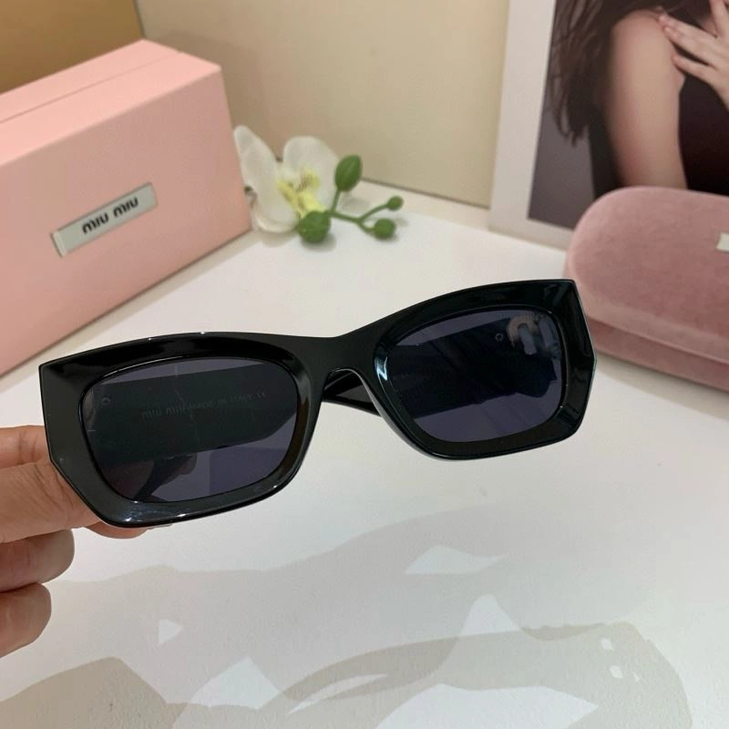 Elegant Miu Miu Sunglasses 281437