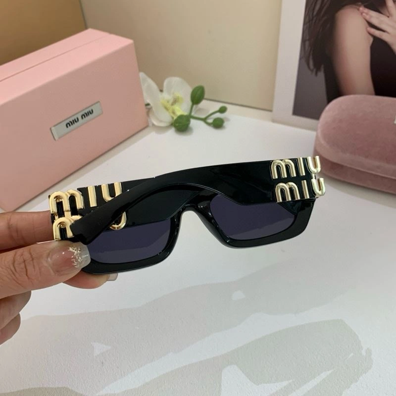 Elegant Miu Miu Sunglasses 281437