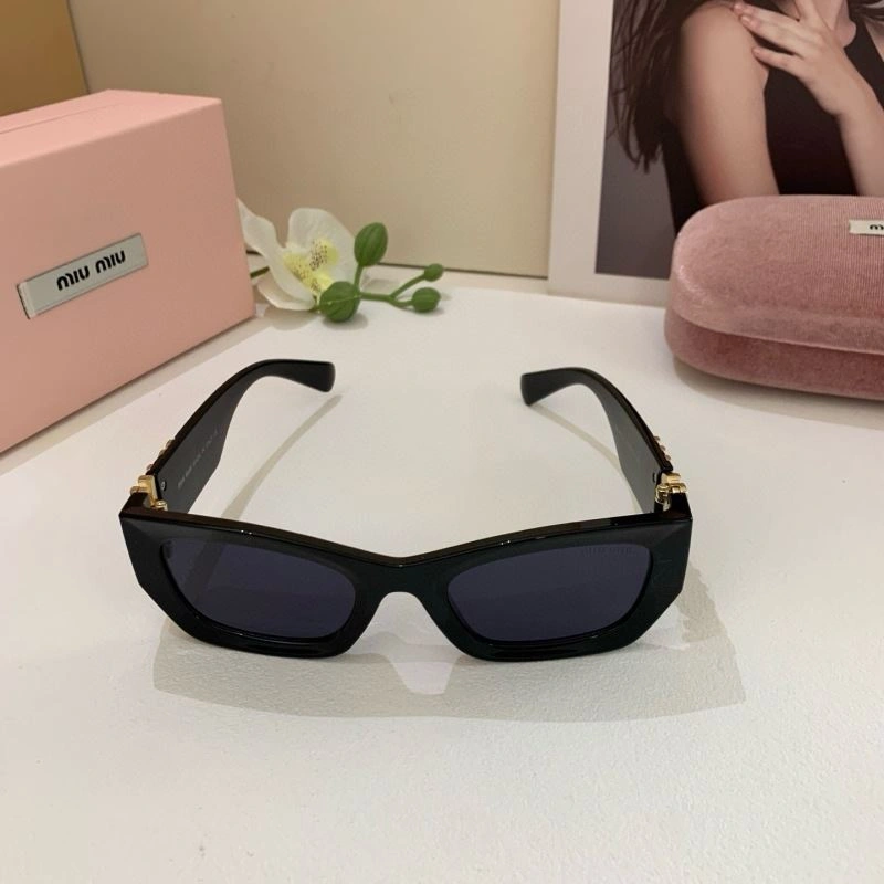 Elegant Miu Miu Sunglasses 281437
