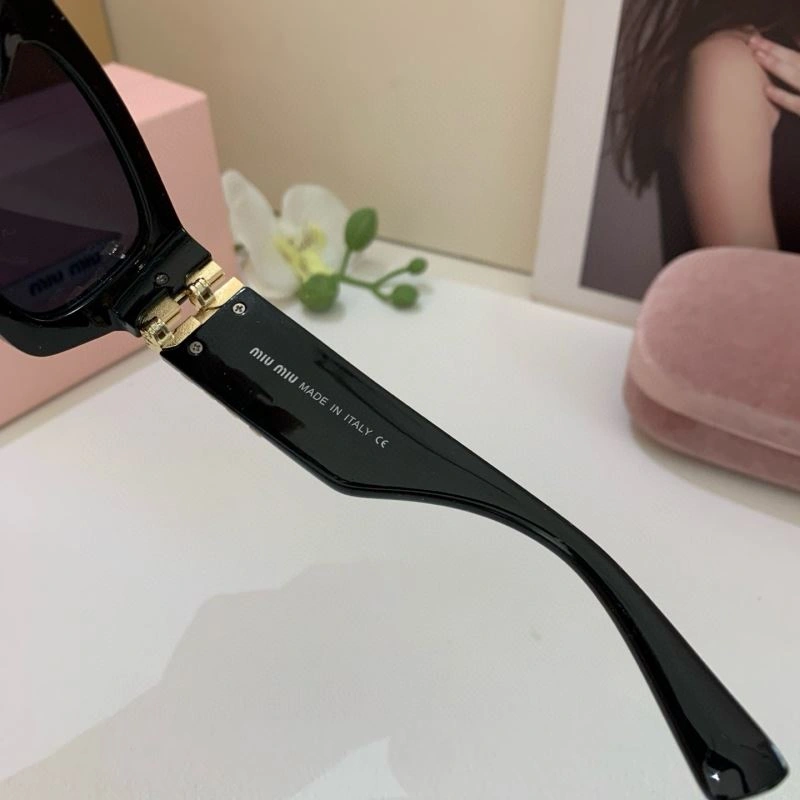 Elegant Miu Miu Sunglasses 281437