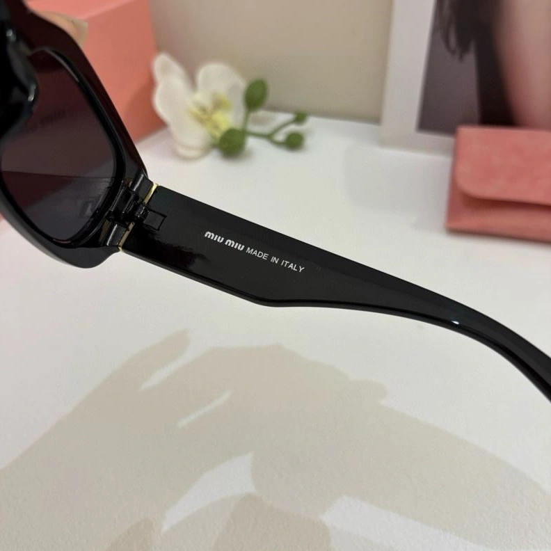 Miu Miu Sunglasses Sleek 281422