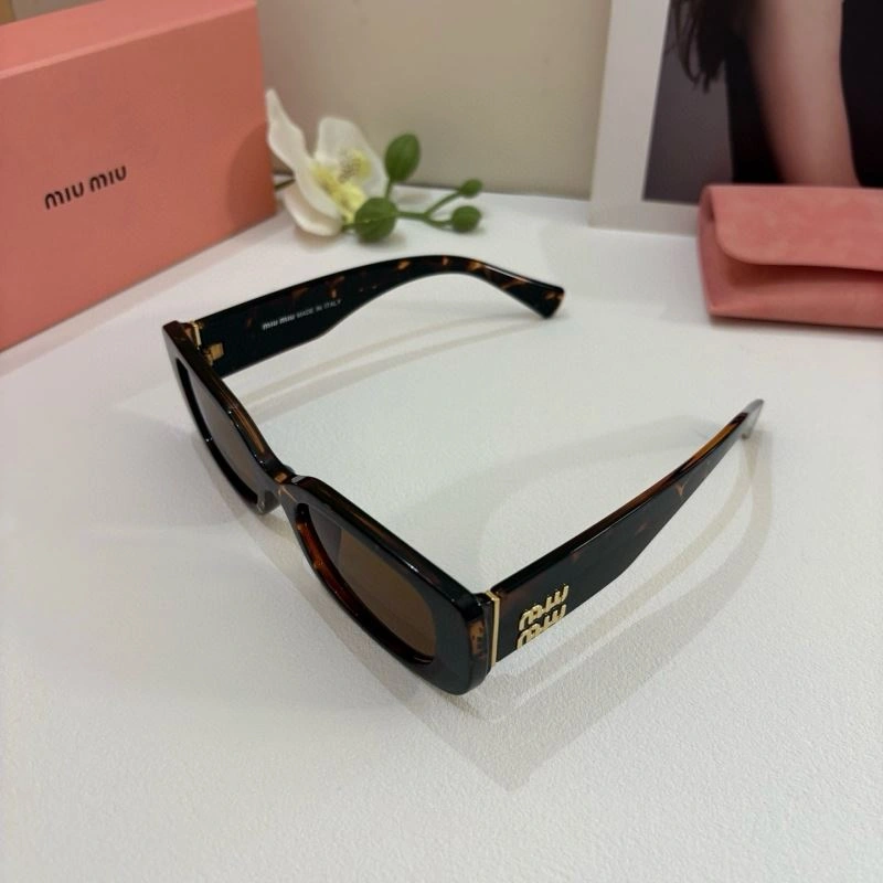 Sleek Miu Miu Sunglasses 281421