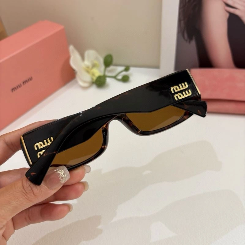Sleek Miu Miu Sunglasses 281421