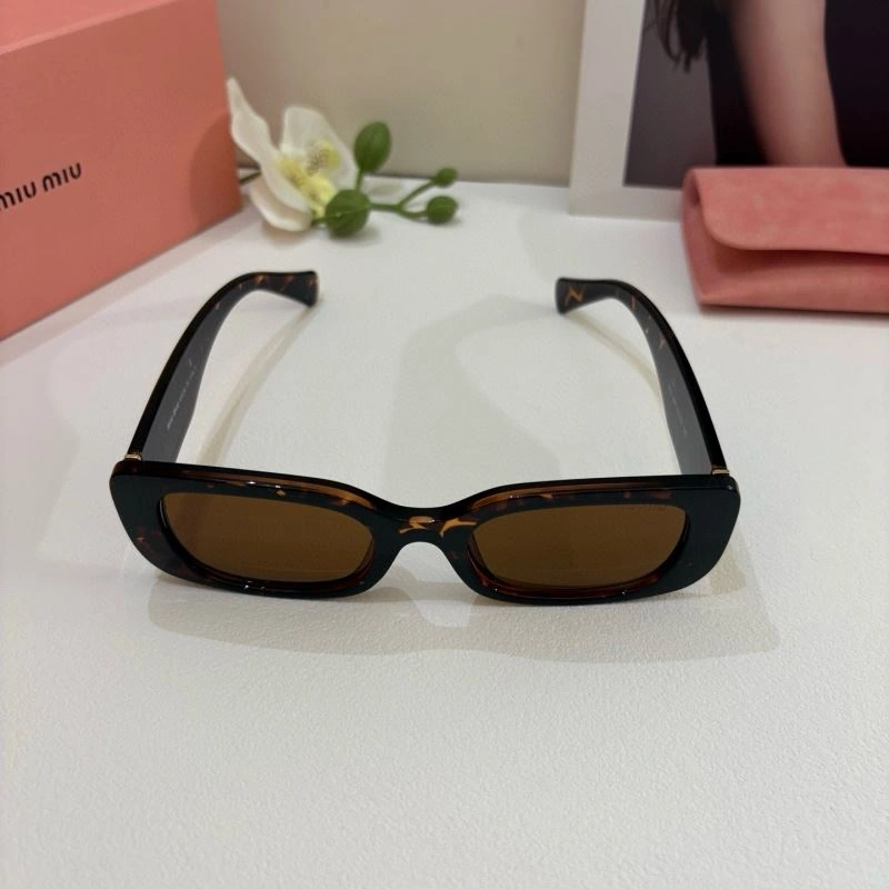 Sleek Miu Miu Sunglasses 281421