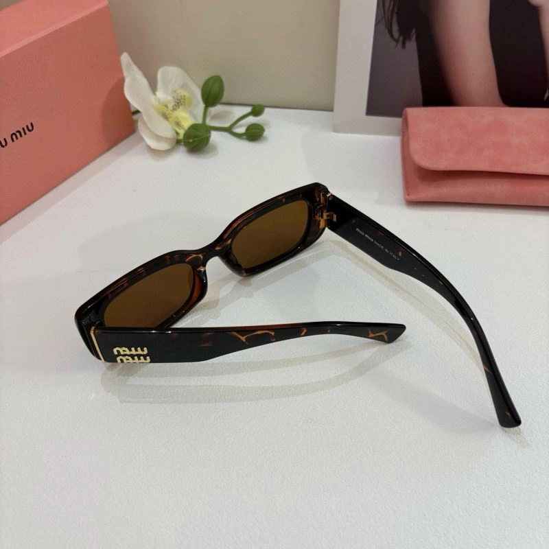 Sleek Miu Miu Sunglasses 281421